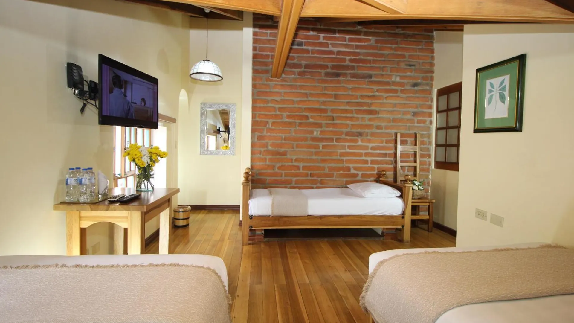 ***  Hotel Vieja Cuba Quito Ecuador